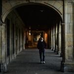 Un hombre con mascarilla pasea por Pamplona