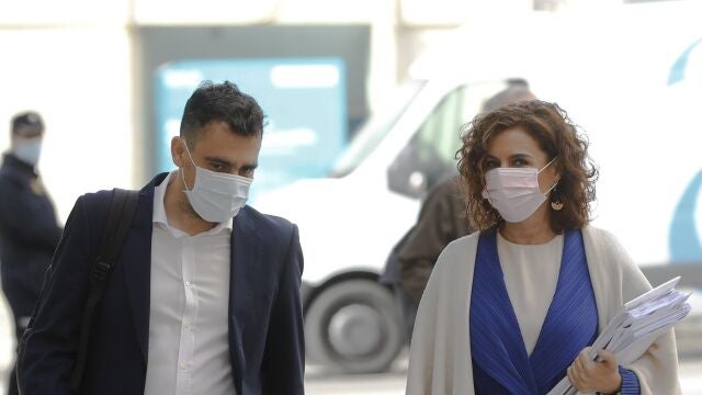 La ministra de Hacienda, María Jesús Montero, a su llegada a la sesión de Control al Ejecutivo este miércoles en el Congreso, en un momento en el que el Gobierno intenta recabar apoyos para aprobar una nueva prórroga del estado de alarma.