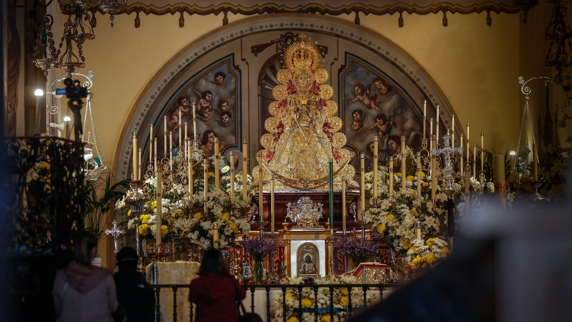 Medidas de seguridad en la parroquia donde se encuentra la Virgen del Rocío durante el primer día de apertura