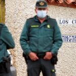 VILLAREJO DE MONTALBÁN Una pareja de la Guardia Civil vigila el acceso a la finca Los Curas, después de hallarse en el lugar los cuerpos sin vida de una mujer de 24 años y un hombre de 38 a causa de las heridas recibidas por un arma de fuego. EFE/Manu Reino