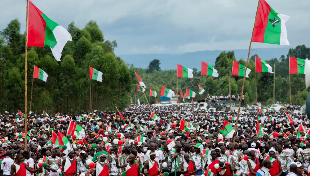 Simpatizantes del partido oficialista de Burundi en un acto de la campaña presidencial el 27 de abril