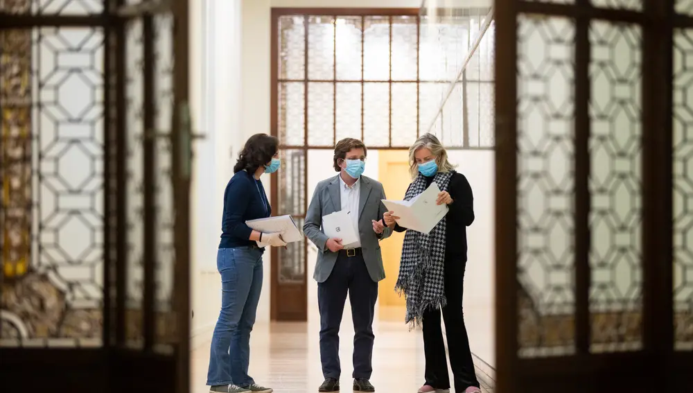 El alcalde de Madrid Martínez con sus colaboradores en el Palacio de Cibeles, sede del Ayuntamiento.