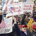 Cientos de personas celebraron el final del confinamiento en Wisconsin decidido por los jueces del Supremo del estado