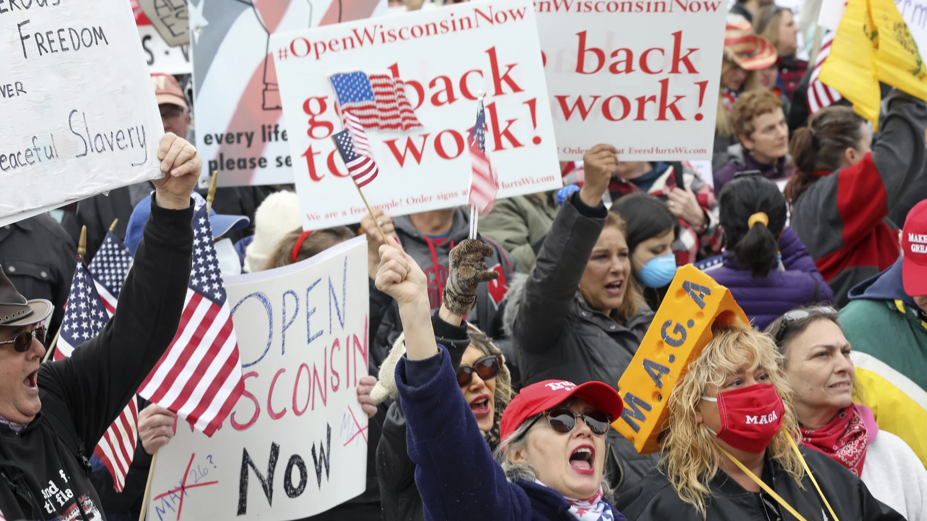 Cientos de personas celebraron el final del confinamiento en Wisconsin decidido por los jueces del Supremo del estado