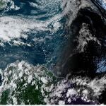USA202. MIAMI (FL, EEUU), 14/05/2020.- Fotografía cedida por la Administración Nacional Oceánica y Atmosférica (NOAA) por vía del Centro Nacional de Huracanes (NHC) donde se muestra el estado del clima en el Atlántico frente a las costas de Estados Unidos este jueves a las 17:00 hora local (21:00 GMT). El NHC de Estados Unidos anunció este jueves que aumentaron al 80 % las posibilidades de que se forme en los próximos cinco días la primera tormenta tropical de 2020 en el Atlántico a unas 200 millas (321 kilómetros) al noreste de las Bahamas. EFE/NOAA/NHC /SOLO USO EDITORIAL /NO VENTAS