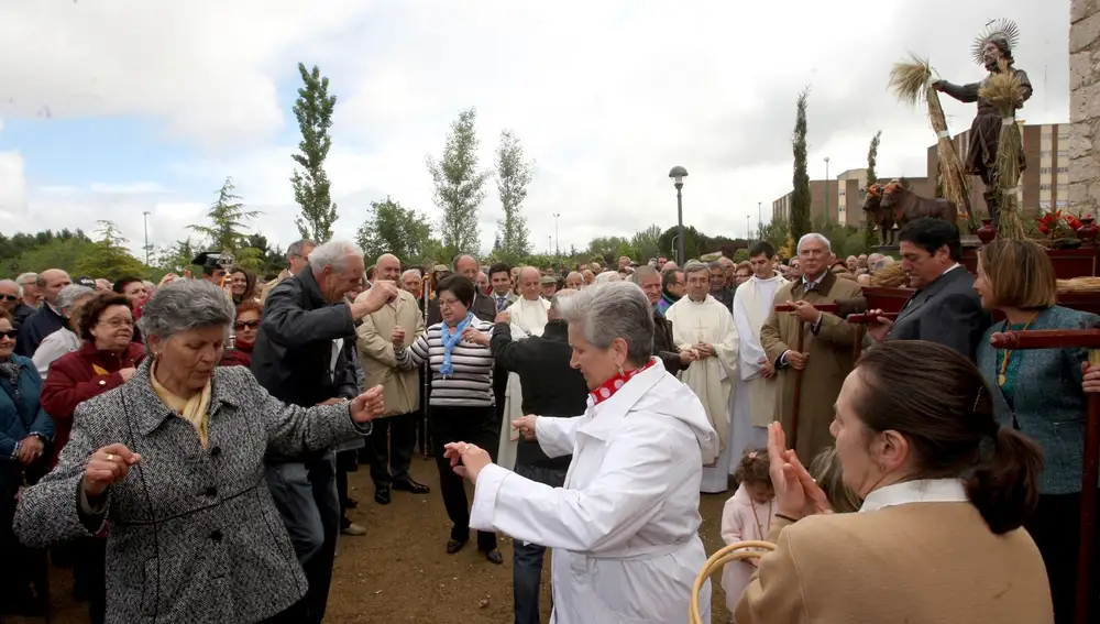 Celebración de San Isidro en Valladolid, con la presencia del obispo auxiliar Luis Argüello