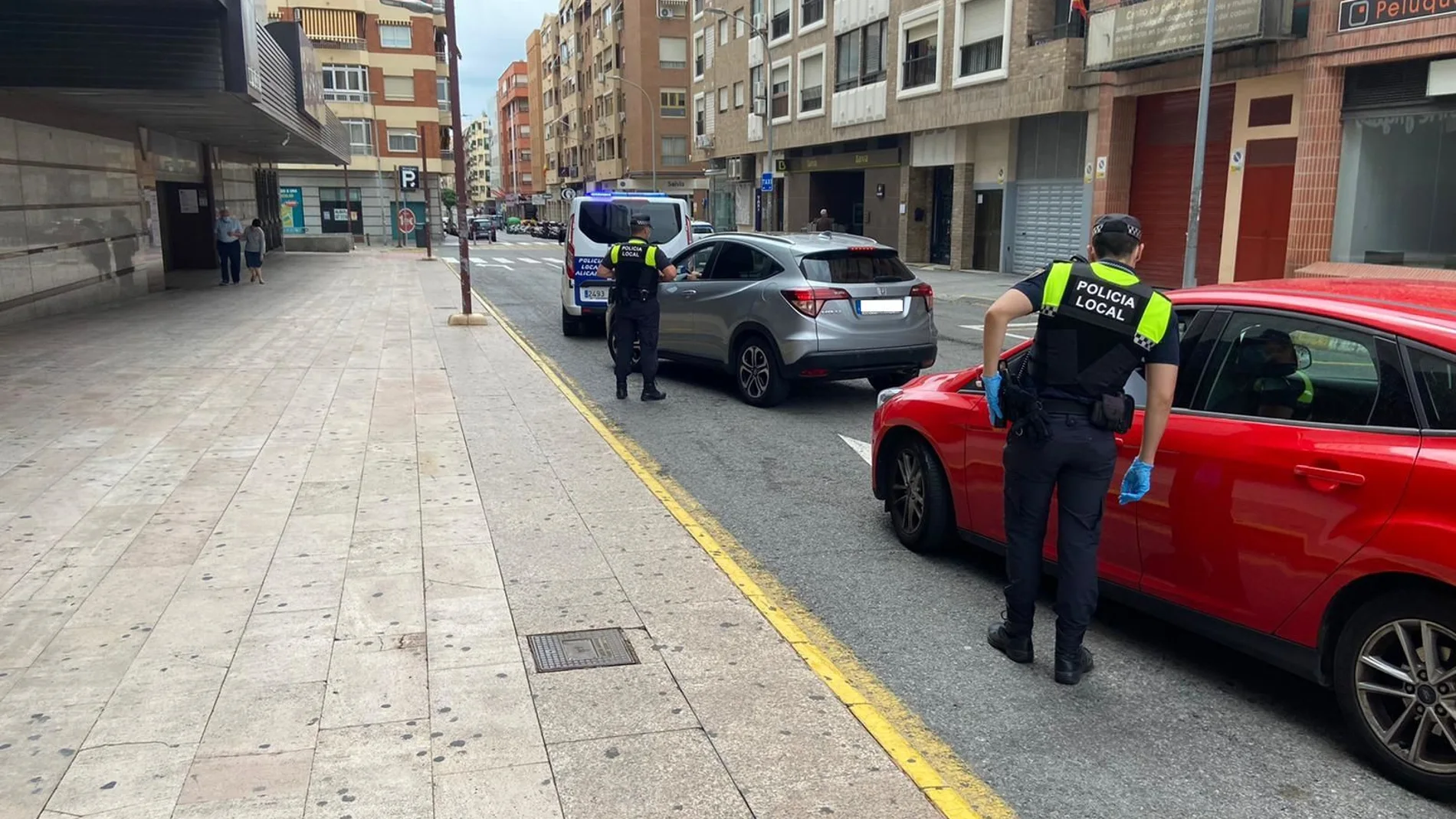 La Policía Local de Alicante realizando inspecciones en mayo de 2020 para garantizar que se cumpliera el estado de alarma