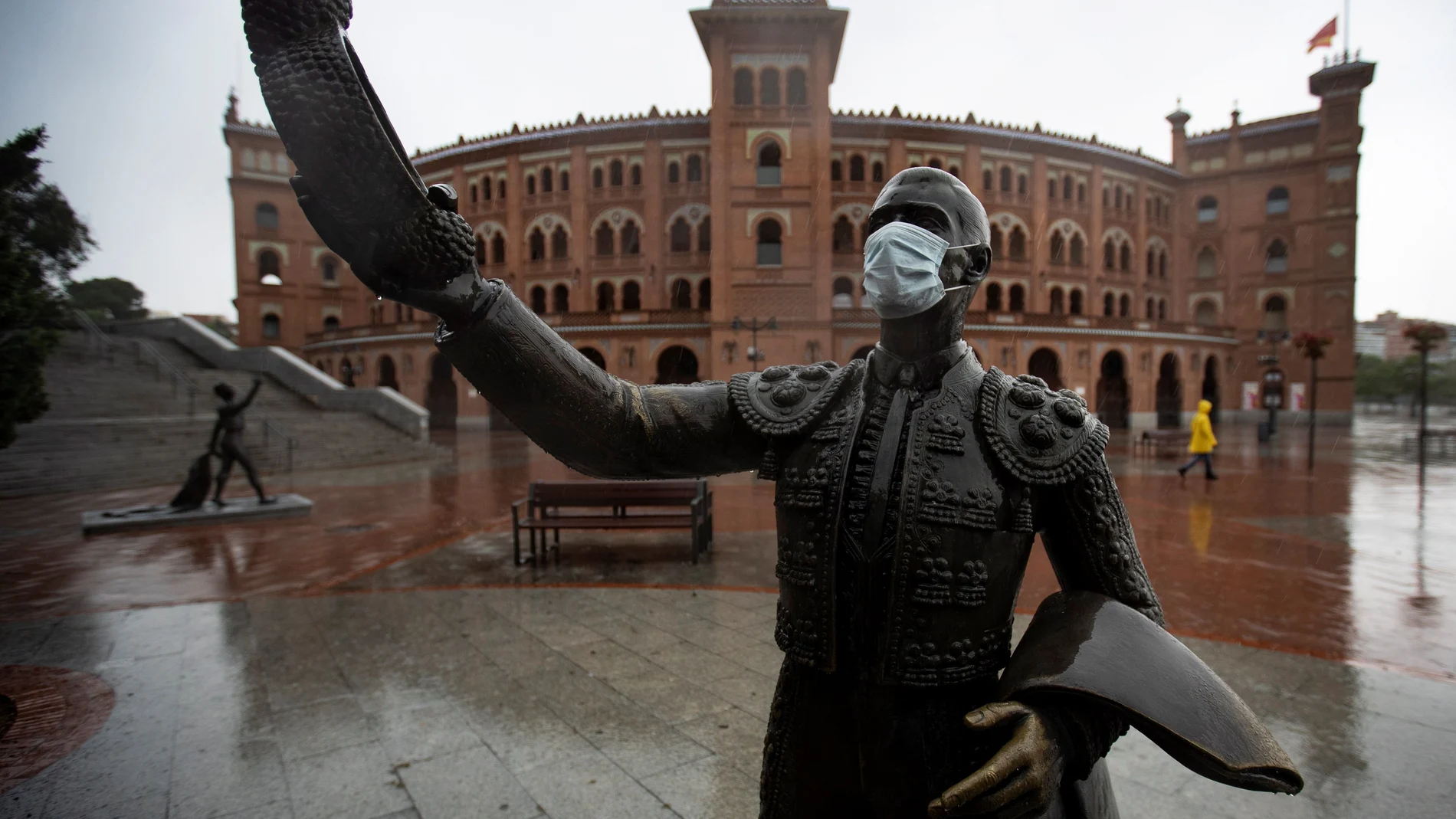 Estatua del torero (con mascarilla) brindando un toro al doctor Fleming, en la Plaza de Las Ventas