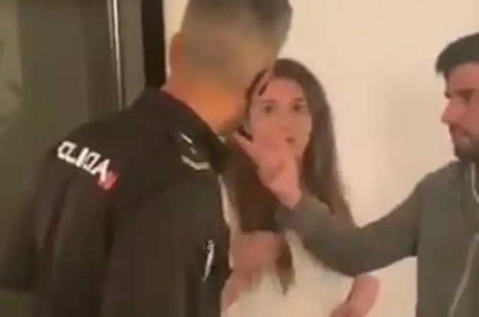 El vídeo viral de la Policía entrando en una vivienda sin permiso “por la cacerolada” es un bulo