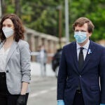 La presidenta la Comunidad de Madrid, Isabel Díaz Ayuso y el alcalde de Madrid, José Luis Martínez-Almeida en el Paseo de la Ermita en un San Isidro atípico debido a la crisis del coronavirus, que coincide con el día 62 del estado de alarma y Madrid aún se encuentra en la Fase 0 de la desescalada instaurada por el Gobierno. En este San Isidro 2020 la mayor parte de los acontecimientos se celebrarán de manera virtual a través de 'San Isidro en tu casa' en YouTube en el canal CarabanchelEnTuCasa. En Madrid (España), a 15 de mayo de 2020.15 MAYO 2020;COVID-19;CORONAVIRUS;ESTADO DE ALARMA;SAN ISIDRO;PANDEMIA;MADRID;FASE 0Jesús Hellín / Europa Press15/05/2020