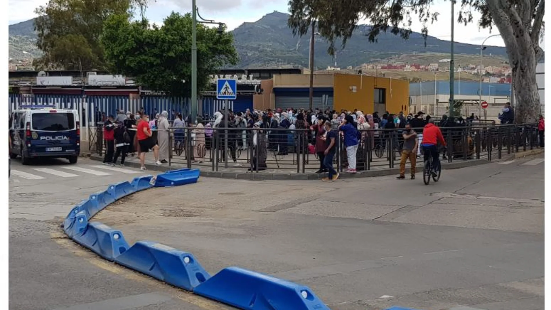 Los ciudadanos marroquíes esperan, en la zona española, a que se abra la frontera esta tarde