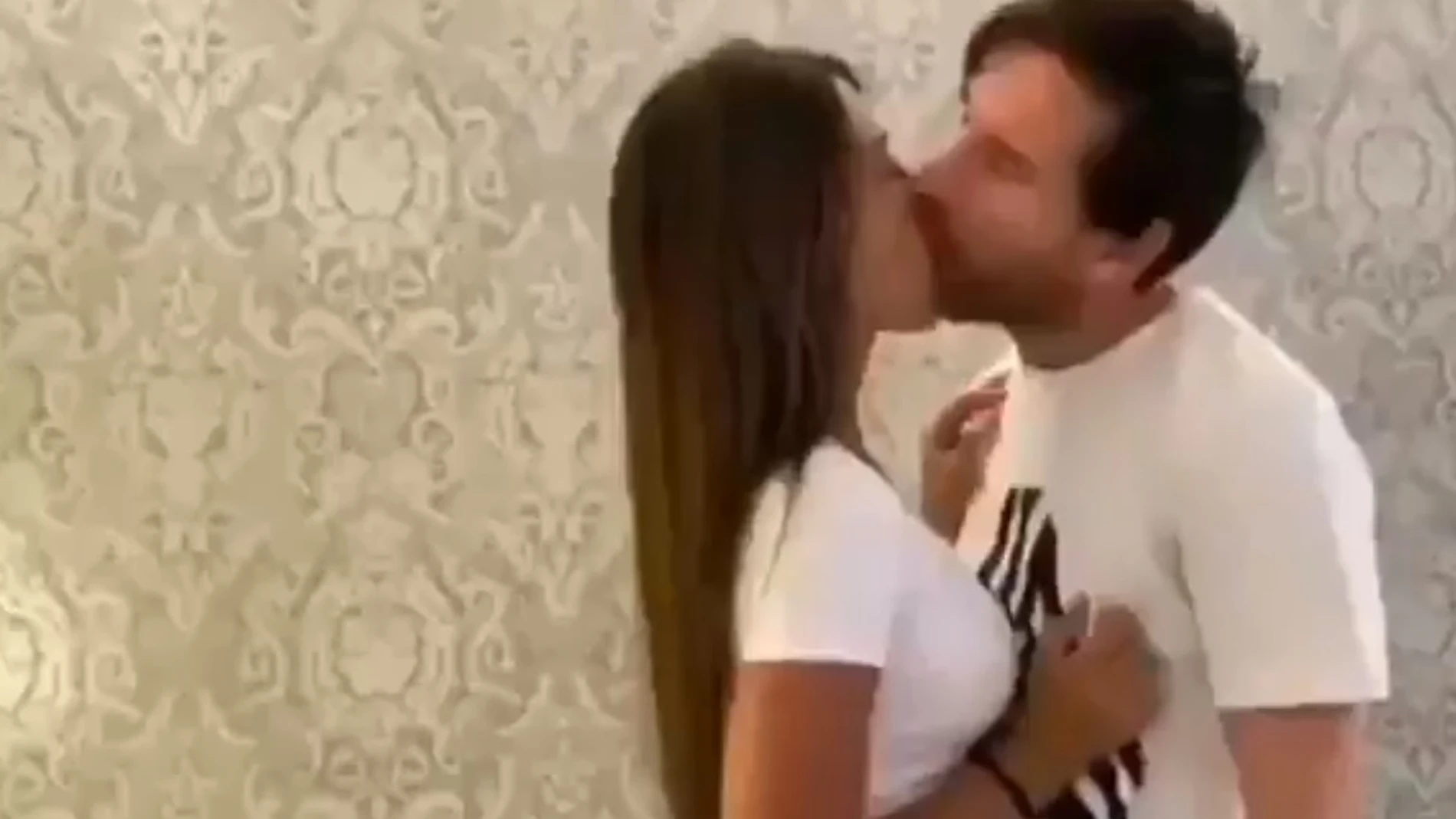 Messi y Antonella se besan en el vídeo de Residente