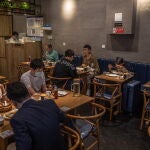 Un restaurante a la hora de comer en el distrito económico de Pekín