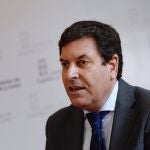 El consejero de Economía de la Junta de Castilla y León, Carlos Fernández Carriedo , durante la rueda de prensa ofrecida esta mañana