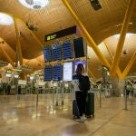 Una viajera, hoy, en la terminal 4 del Aeropuerto de Madrid-Barajas Adolfo Suárez