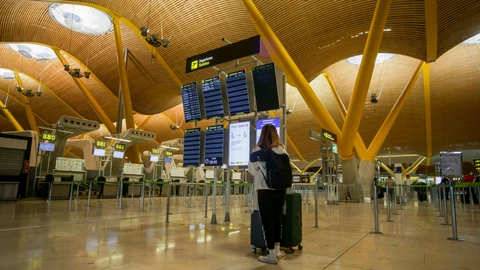 Una viajera, hoy, en la terminal 4 del Aeropuerto de Madrid-Barajas Adolfo Suárez