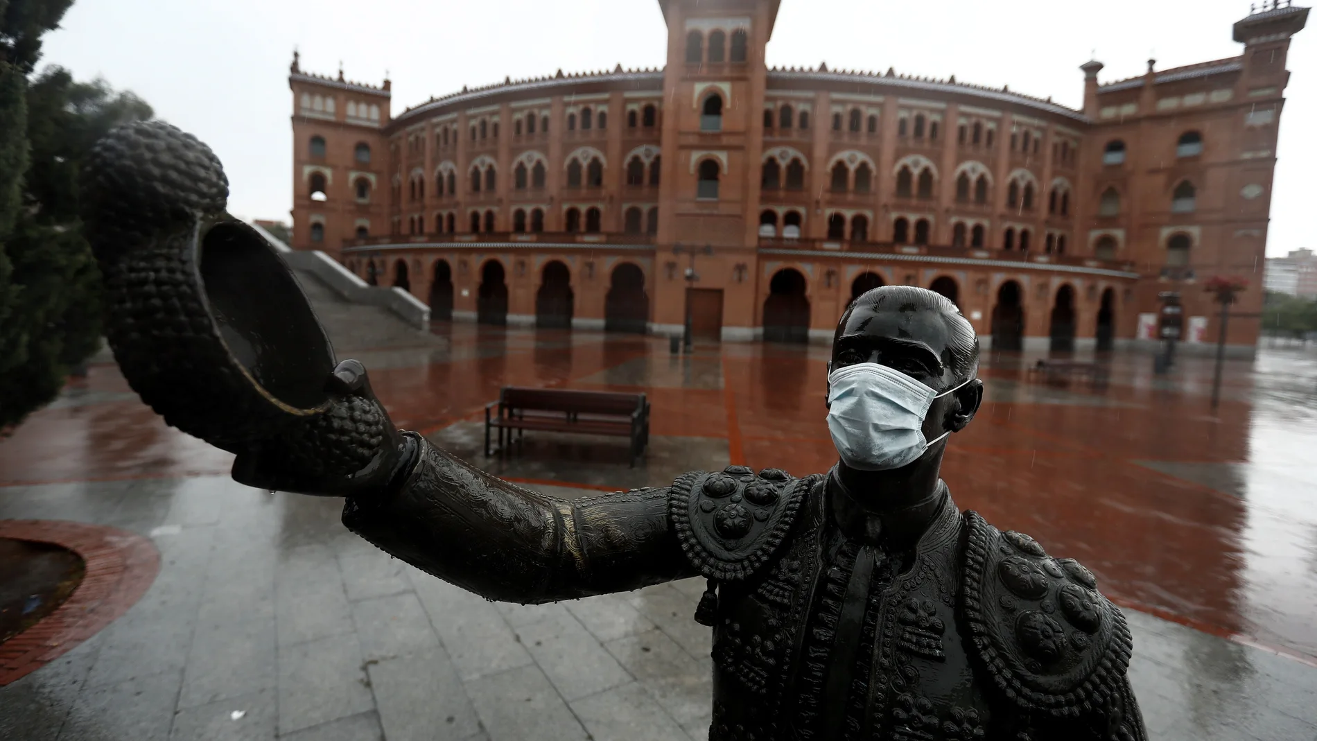 Estatua del torero (con mascarilla) brindando un toro al doctor Fleming frente a la Plaza de Las Ventas de Madrid