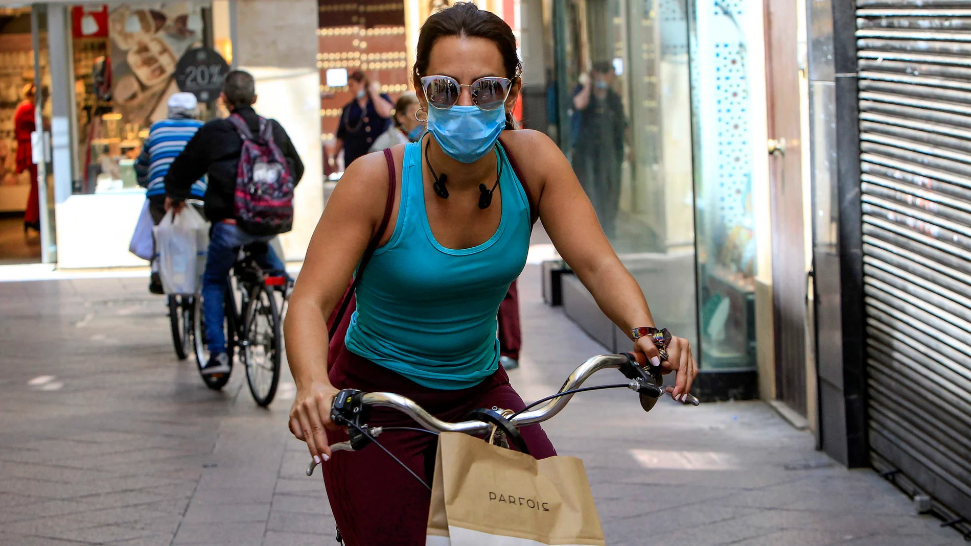 Una mujer paseando en bicicleta por el centro de Sevilla