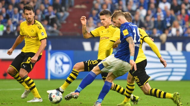 Una imagen del derbi de la primera vuelta entre el Schalke y el Dortmund