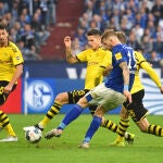 Una imagen del derbi de la primera vuelta entre el Schalke y el Dortmund