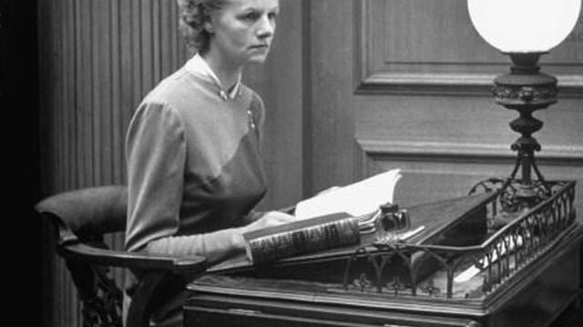Monica Dickens en su escritorio de trabajo