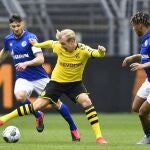Haaland, con Todibo delante en el Borussia Dortmund-Schalke 04 de la Bundesliga
