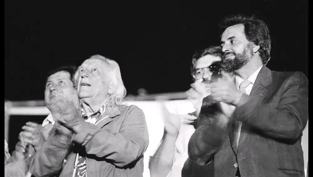 Alberti, junto a Felipe Alcaraz, Secretario General del PCE de Andalucía, y Julio Anguita, durante una campaña electoral de las elecciones autonómicas de 1986