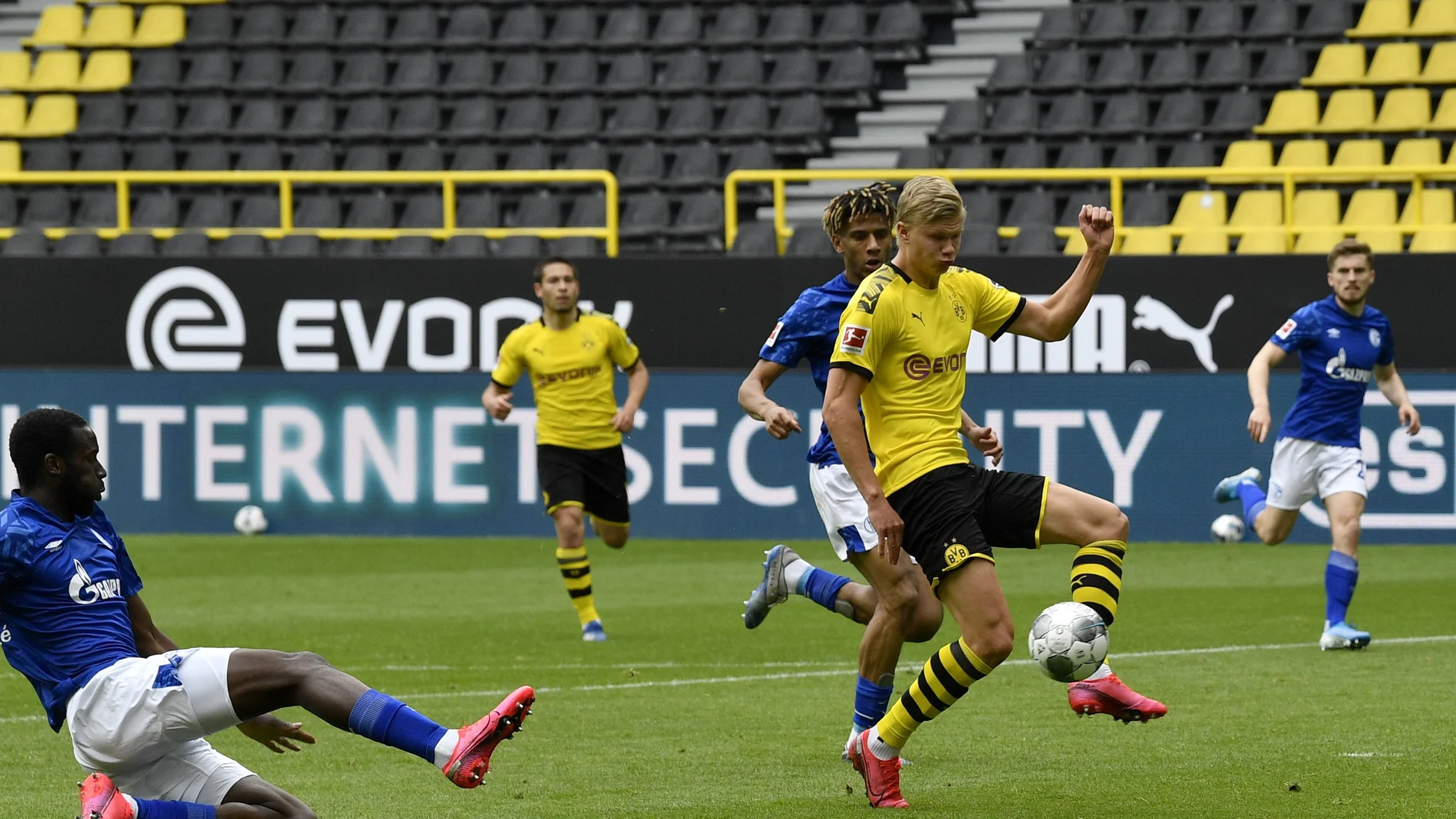 Haaland, delantero del Borussia, en el momento en el que marca el gol al Schalke 04