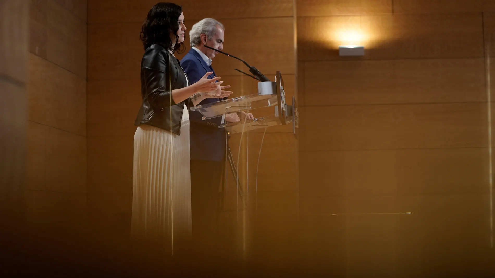 La presidenta madrileña, Isabel Díaz Ayuso, durante la comparecencia conjunta con el consejero de Sanidad, Enrique Ruiz Escudero, esta mañana en la sede de la Comunidad de Madrid