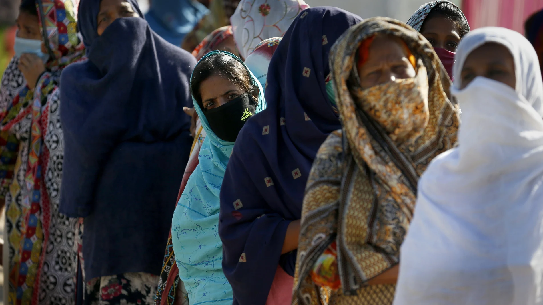 Mujeres cristianas esperan para recibir ayuda en Rawalpindi, Pakistán