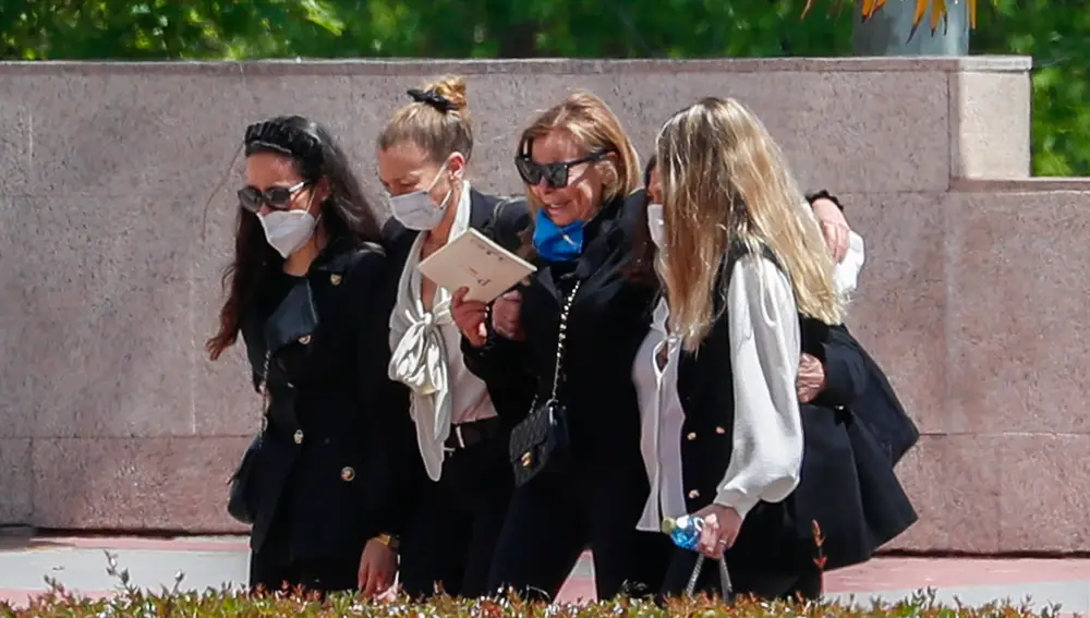 Ana Obregon con sus hermanas Celia y Amalia y Carlina Monje durante el entierro de su hijo Alex Lequio en Madrid16/05/2020Madrid