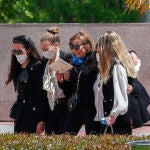 Ana Obregon con sus hermanas Celia y Amalia y Carlina Monje durante el entierro de su hijo Alex Lequio en Madrid16/05/2020Madrid