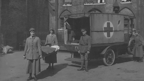 Los heridos llegando al hospital donde sólo trabajaban doctoras y enfermeras