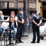 La Policía vigila las terrazas de la murciana Plaza de las Flores para asegurar que se cumplen las normas durante el primer fin de semana de Fase 1 dentro del estado de alarma.
