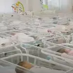 La imagen de la sala llena de bebés en sus cunas desvela el drama de la subrogada en Ucrania
