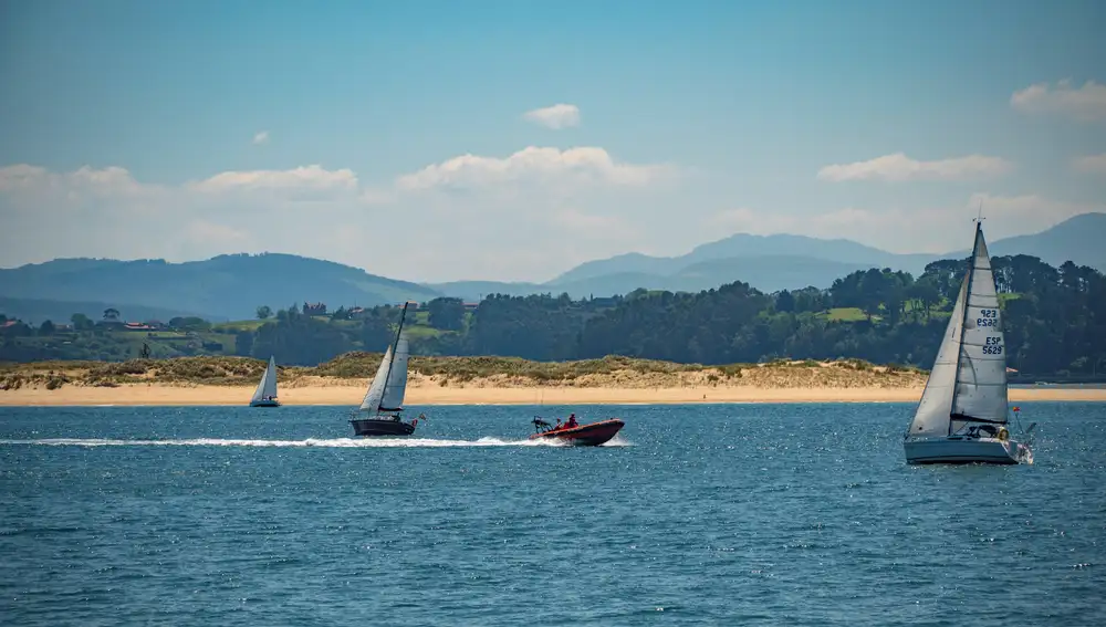 Vista general de las embarcaciones de recreo navegando en la bahía de de Santander, con la playa del Puntal y el Real Golf de Pedreña.-EFE/ROMÁN G. AGUILERA
