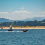 Vista general de las embarcaciones de recreo navegando en la bahía de de Santander, con la playa del Puntal y el Real Golf de Pedreña.-EFE/ROMÁN G. AGUILERA