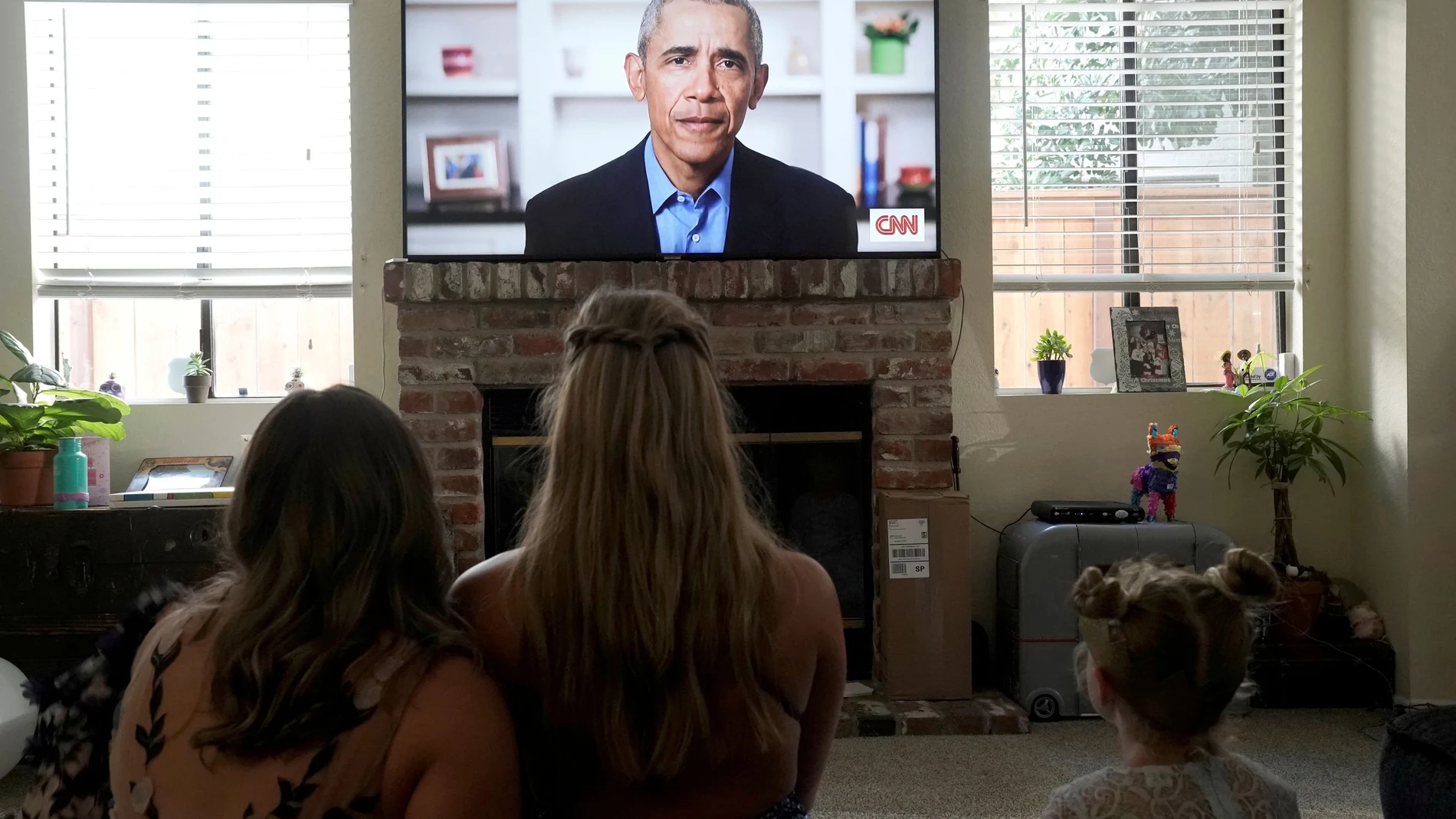 Una estudiante con sus hermanas escucha el discurso de Obama para alumnos del instituto Torrey Pines