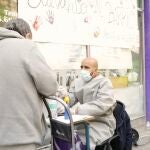 Colas para recibir ayuda en el banco de alimentos de Aluche, en Madrid