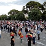 Cientos de personas portando banderas de España se han concentrado en la Alameda de Valencia para protestar contra el Gobierno y los planes de desescalada.