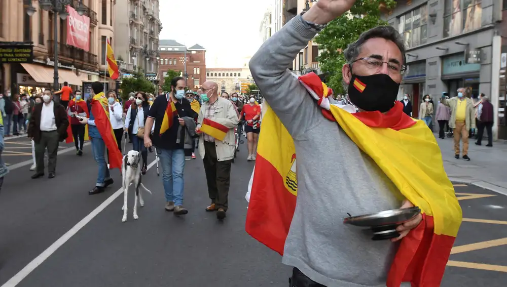 GRAF6990. LEÓN, 17/05/2020.- Alrededor de 3.000 personas se manifestaron por la Calle Ordoño II de León , en protesta por la actuación del gobierno en la crisis del coronavirus.EFE/J.Casares.