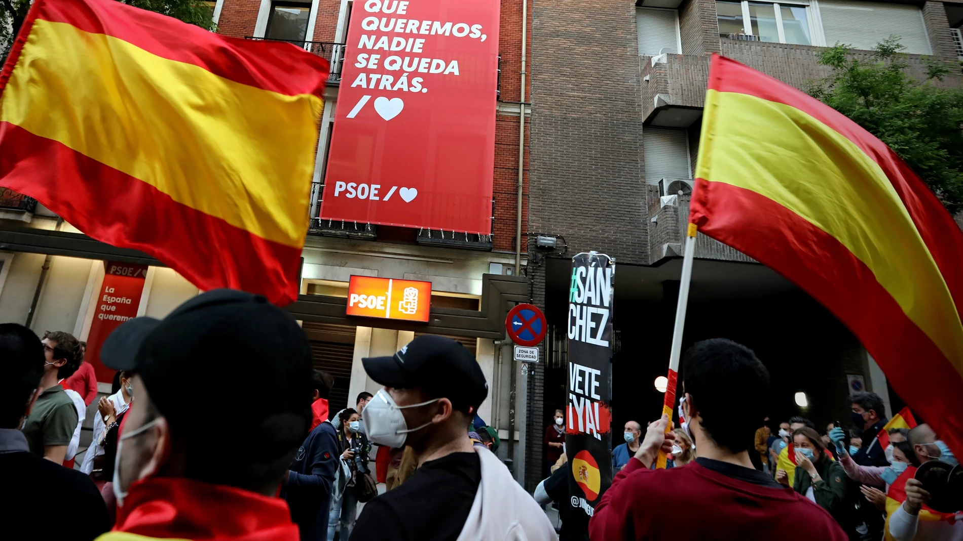 Protestas en la sede del PSOE en la calle Ferraz contra la prolongación del estado de alarma y la gestión del gobierno ante el coronavirus
