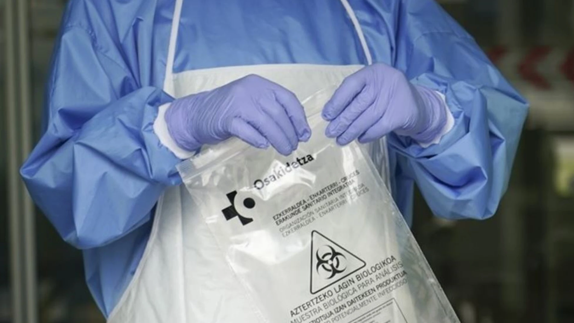 Personal sanitario con una muestra para realizar un test rápido por covid-19