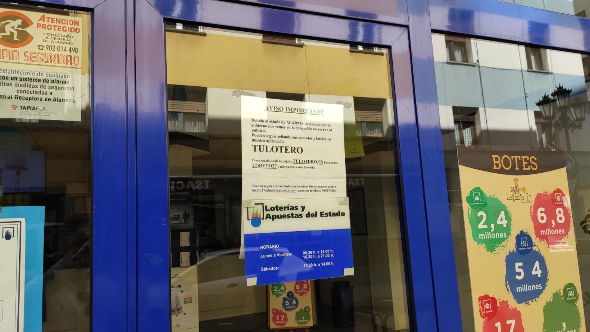 Administración de Lotería de Oviedo cerrada al público a causa de la pandemia del coronavirus.