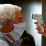 Grupos de personas pasan controles de salud este domingo, en el aeropuerto Internacional José Martí de La Habana (Cuba)