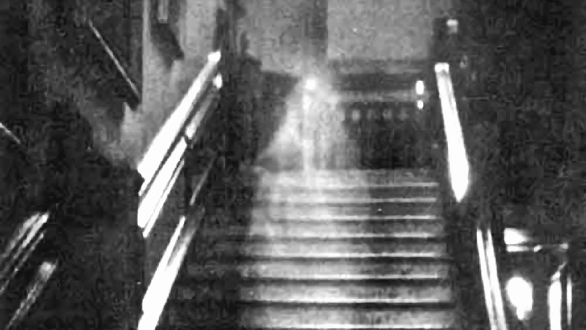 La fotografía tomada en 1936 de "la dama de marrón" en Raynham Hall