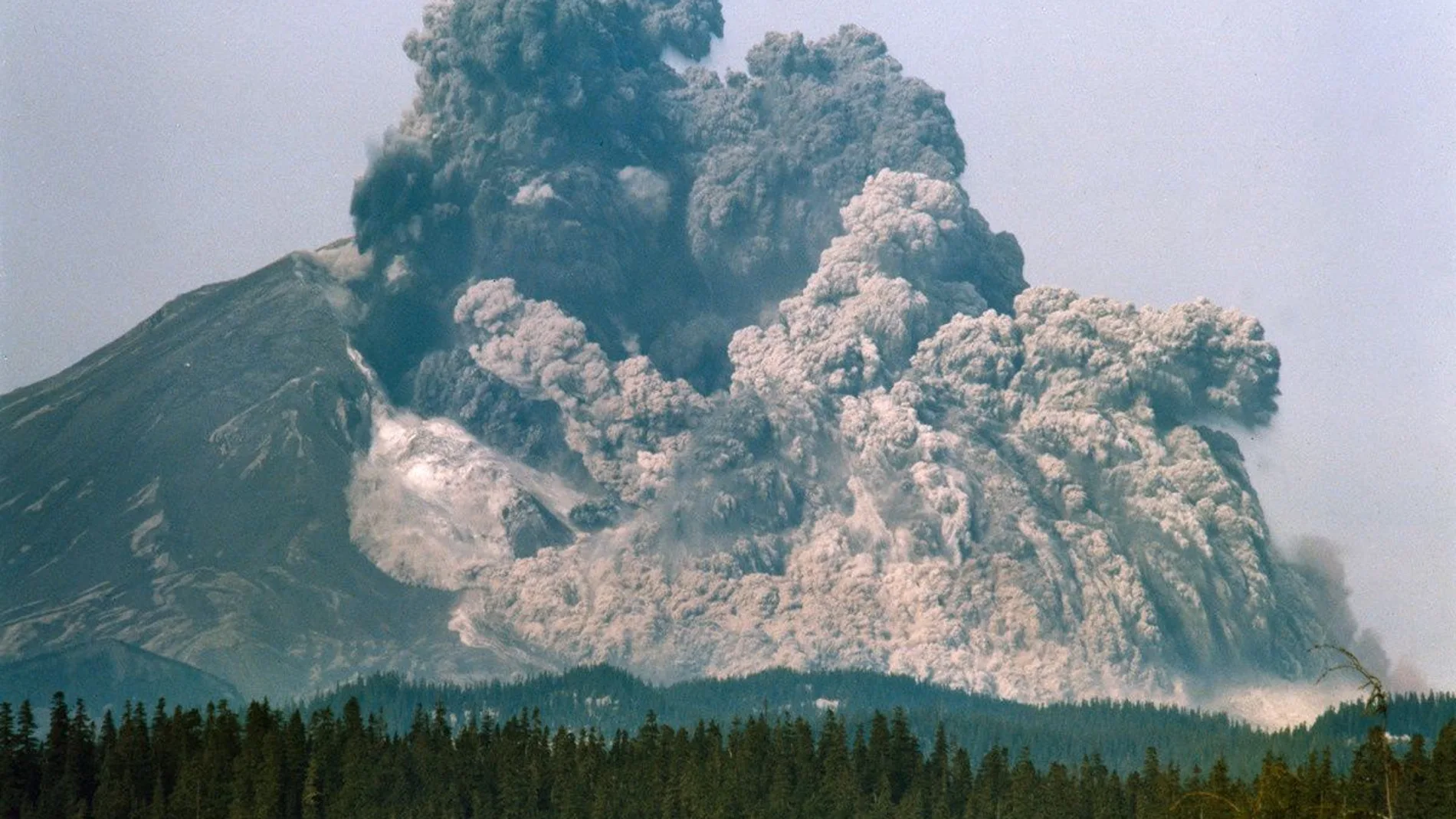 El monte Santa Helena en el momento de la erupción