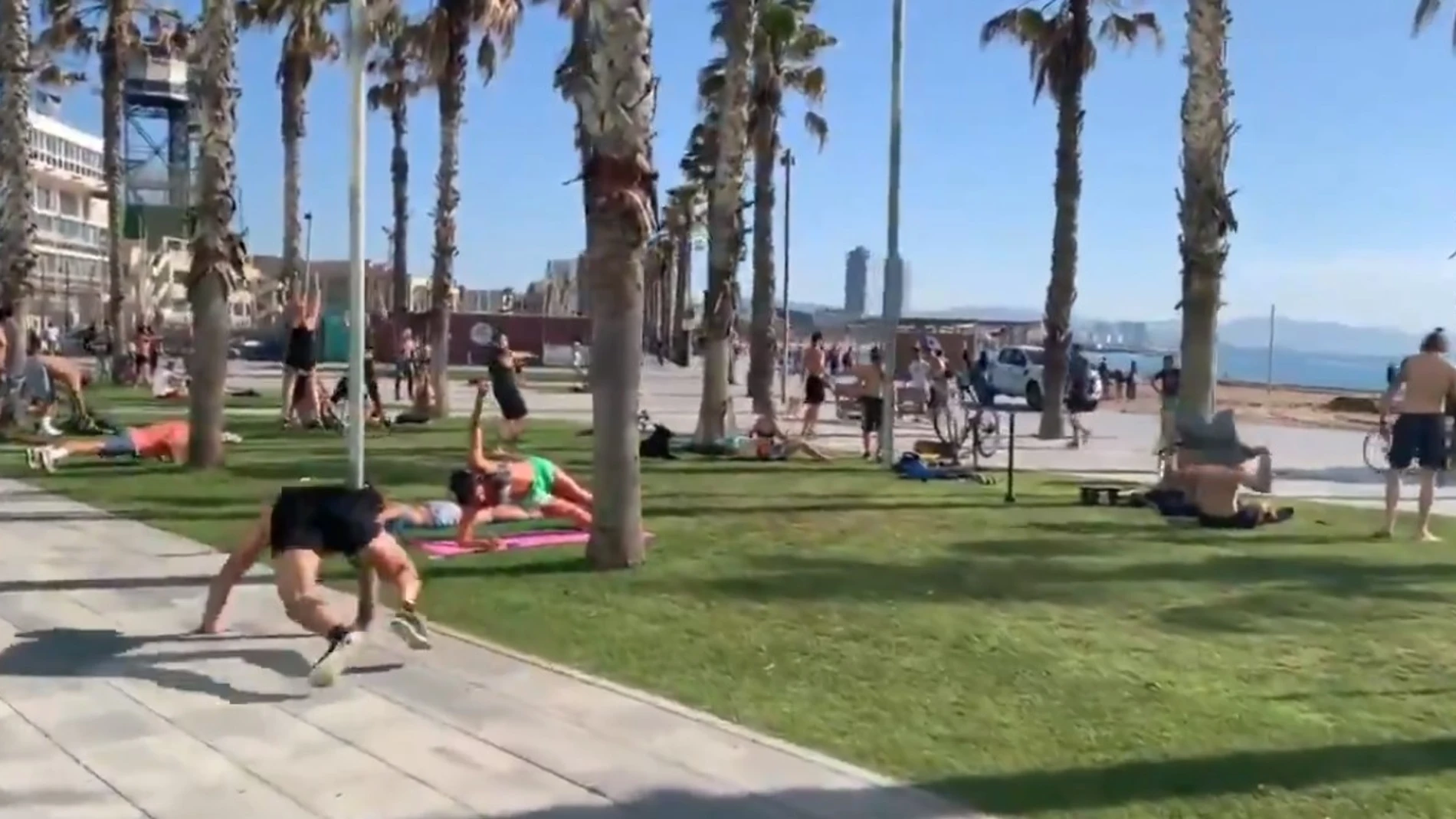 Gente haciendo deporte en la Barceloneta