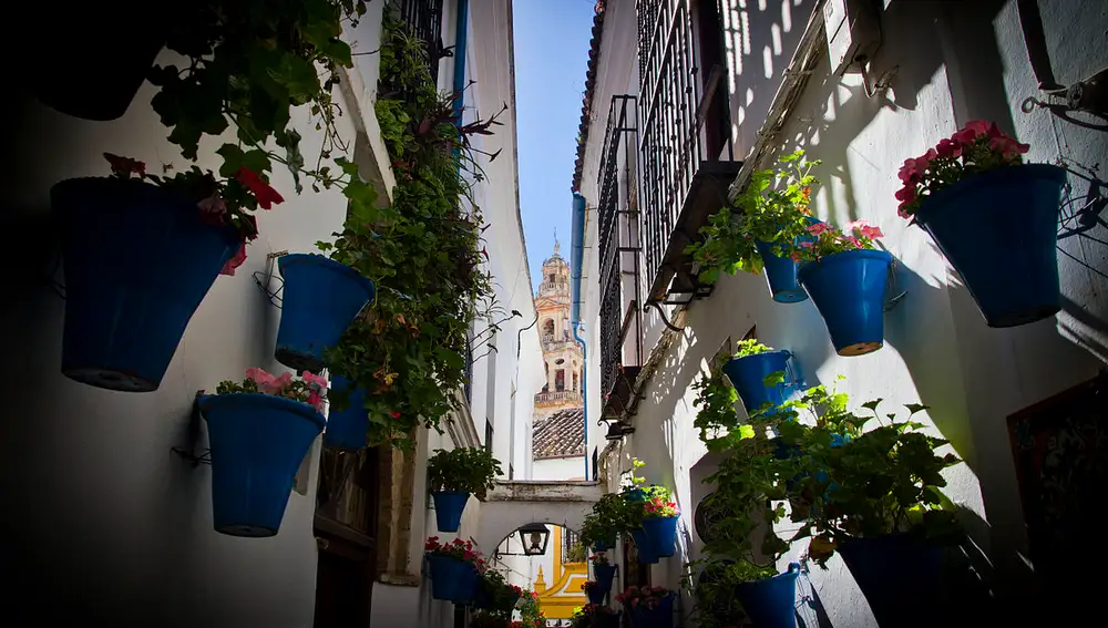 La Calleja de las Flores, con la Catedral de Córdoba al fondo.