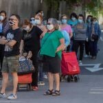 Varias peronas esperan su turno en la cola del mercado semanal de la pedanía murciana de La Alberca, ya que solo puede haber 35 personas comprando al mismo tiempo para garantizar la distancia de seguridad por la pandemia del covid-19, este lunes, octavo día de la fase 1 en la Región de Murcia.EFE/ Marcial Guillén